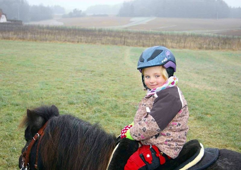 Kind reitet auf Pony bei Reitpädagogik Sulzbach Rosenberg
